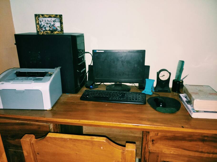 tersedia meja belajar dan fasilitas yang cocok digunakan untuk bekerja maupun belajar dengan terkoneksi wifi di rumah