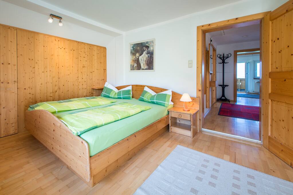 Modernes
Doppelbettzimmer