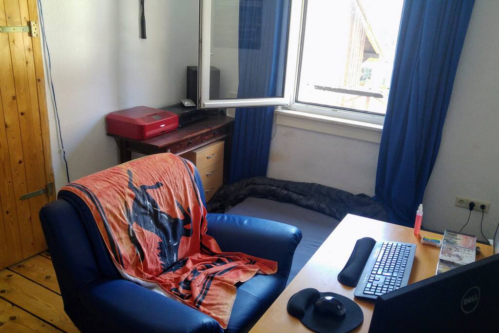 Erstes Zimmer mit Schreibtisch