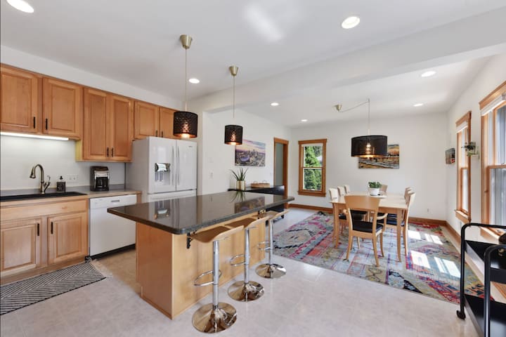 Great Walkable NE MPS Location- 1 mi Downtown