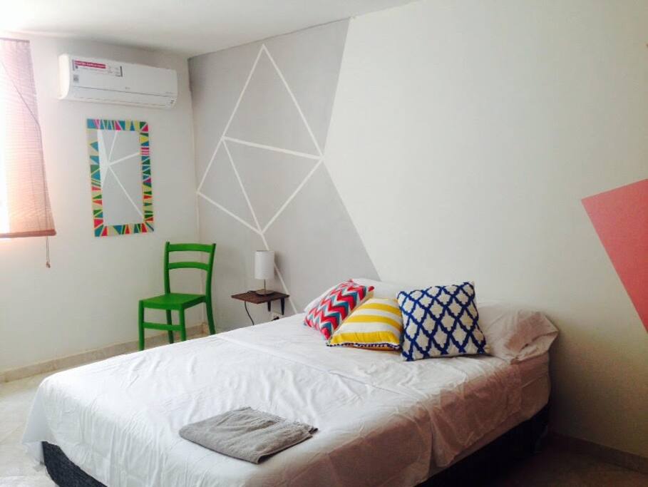 Habitación cama doble fresca e Iluminada