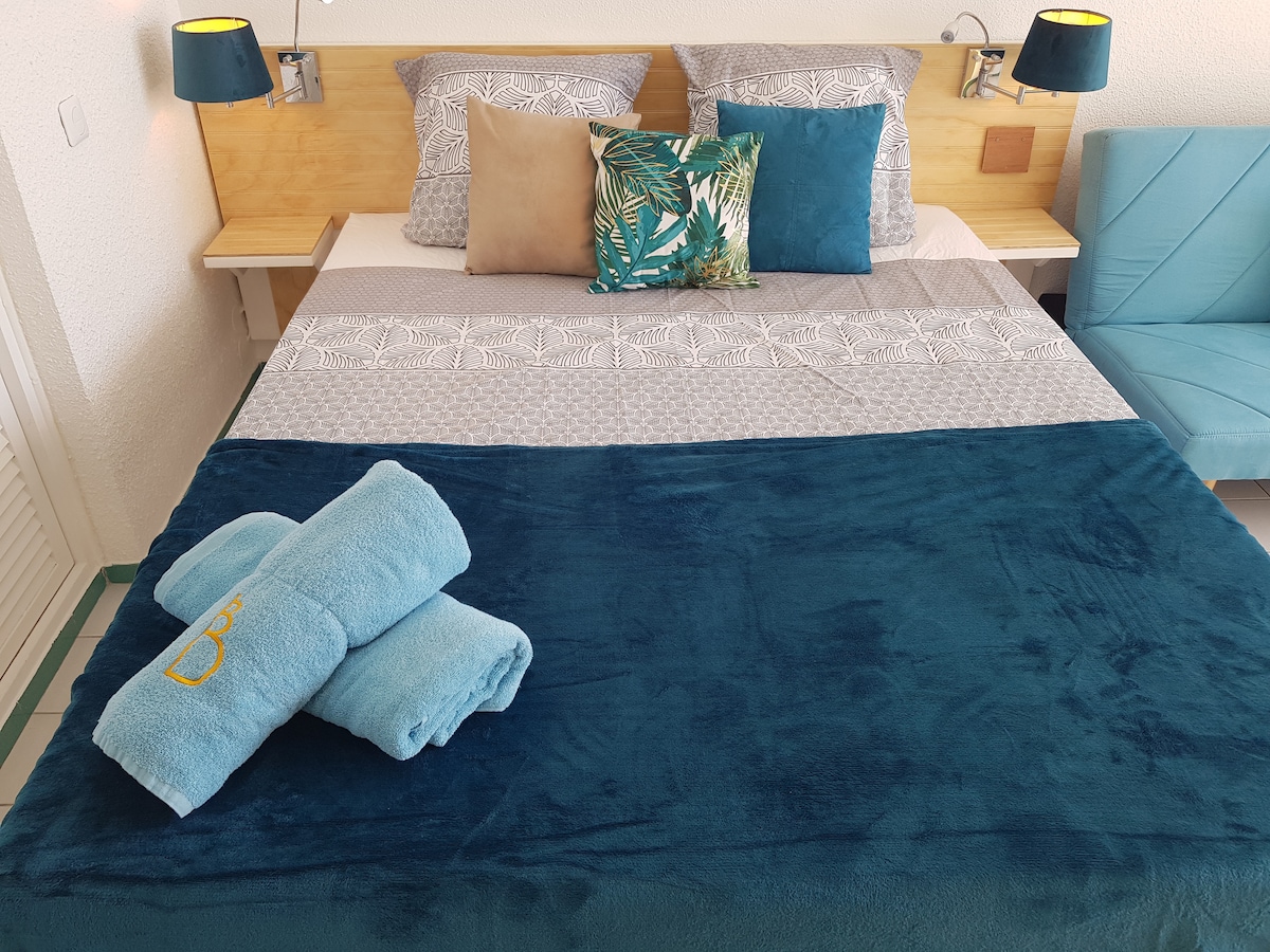 Living room - Pool bed and towels