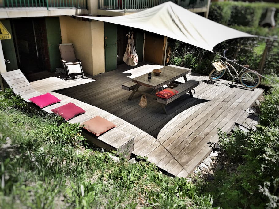 Mountains deck of 50 m2 Mont-Blanc view // 50 m2 de terrasse en teck vue sur le Mont-Blanc et l'Aiguille du Midi