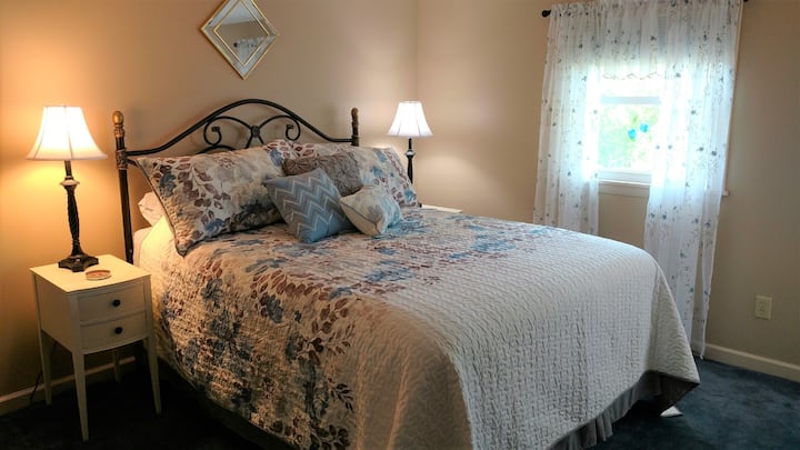 标准双人床，铺有地毯，优质床上用品，可使用后甲板。