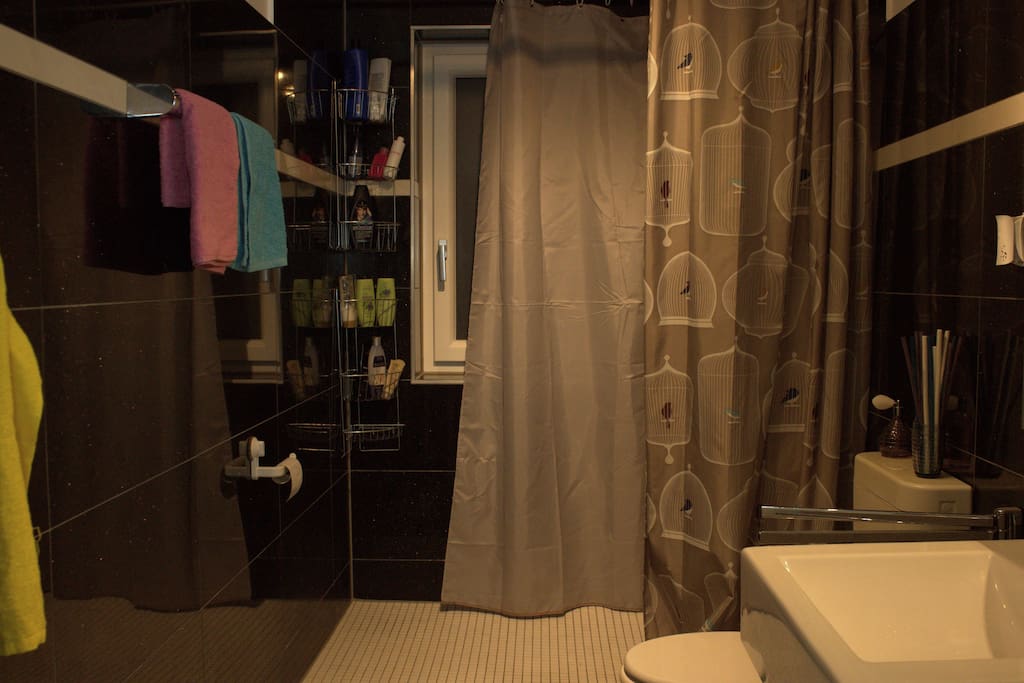Fensterbad mit begehbarer Dusche