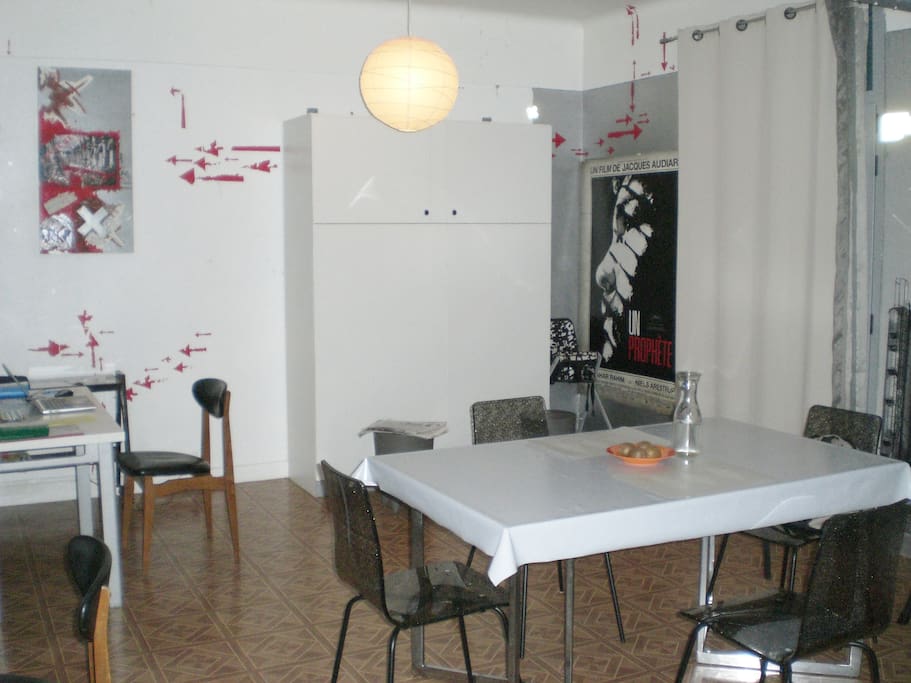 Séjour, placard-lit escamotable 2 personnes (140 cm), décoration contemporaine
