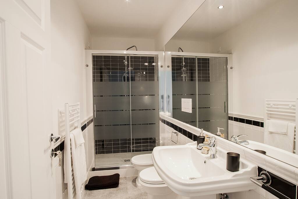 Bagno completo,elegante e grande