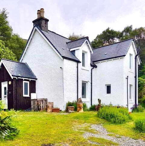 Bracara Cottage with stunning views of Loch Morar