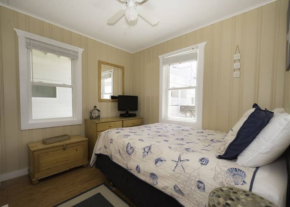 Master bed with Queen bed