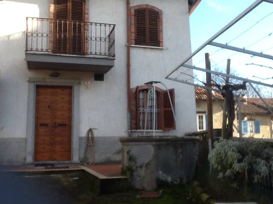area frontale della casa e cortile