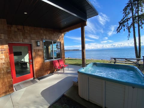 Oceanfront Cabin w/ hot tub, 2 BR w/ King bed