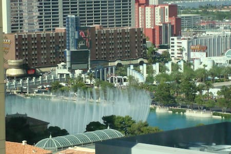 Vdara deluxe suite (Bellagio fountain view) for 4.