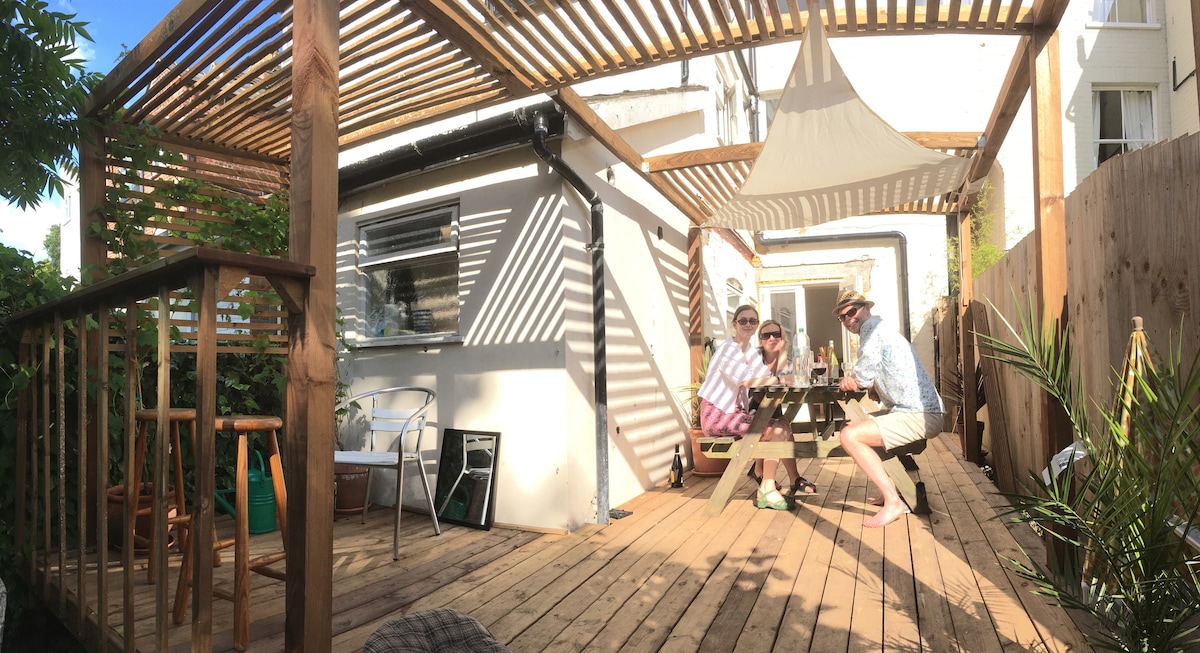 Self-contained, private entrance, near city centre