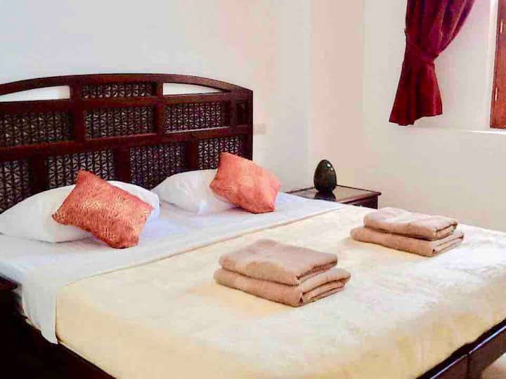 غرفة نوم واسعة مع حمام كامل داخلي. ويشمل سريرين مفردين يمكن فصلهما وخزانة حائط وخزانة ملابس وطاولات جانبية ومكيف هواء. 