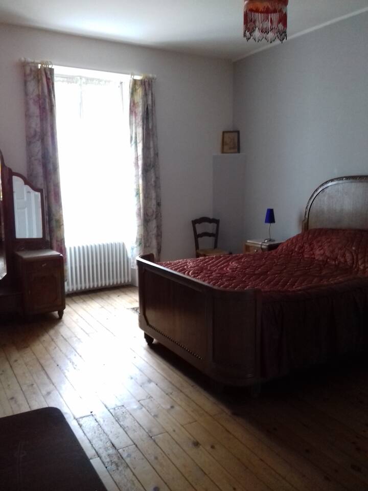 спална соба  бр. 3  која се наоѓа на горниот кат  со поглед на кревет од 140 кревети и градина 