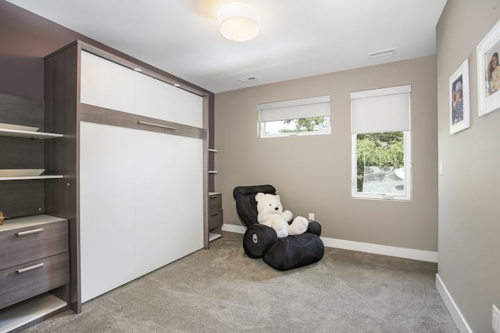 Zweites Schlafzimmer mit Murphy-Bett & Massagestuhl