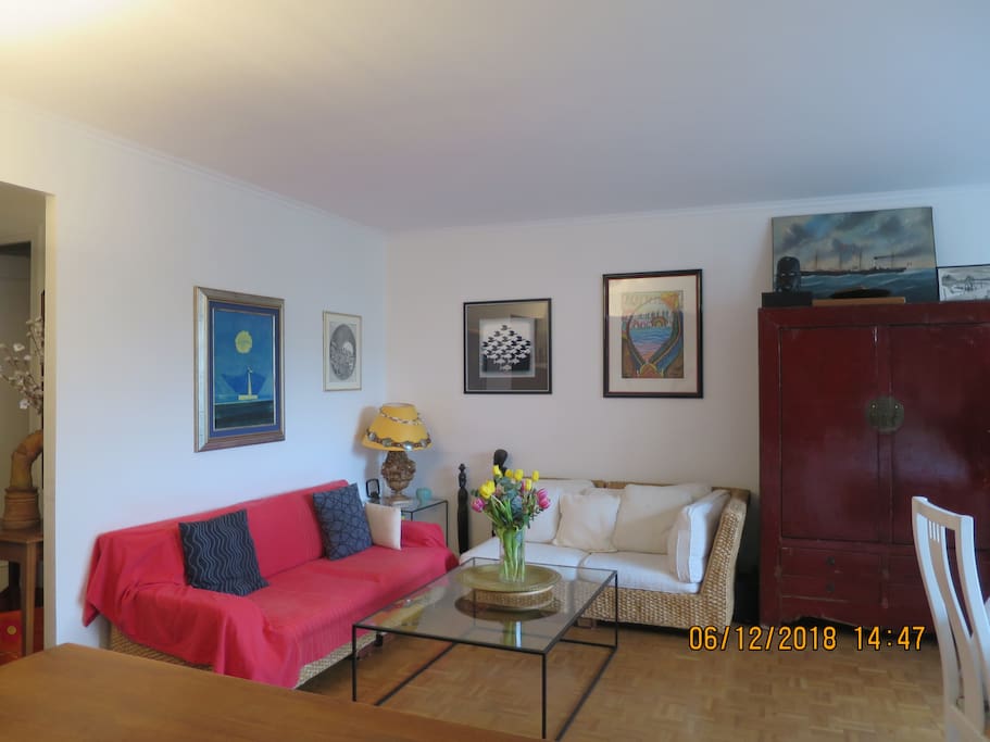 Spacious living room ..