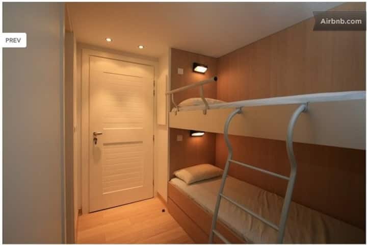 חדר הכניסה העצמאי עם שתי מיטות קומתיים וגישה לחדר הרחצה ולחדר הראשי (מופרד על ידי דלת הזזה למראה)