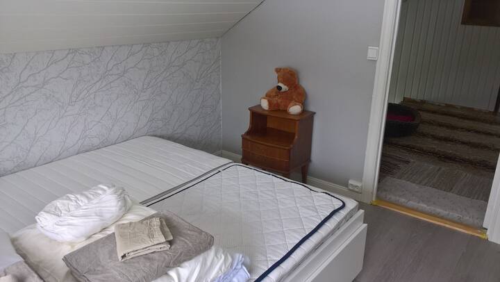 ตุ๊กตาหมีแก่นั่งมองหา:)