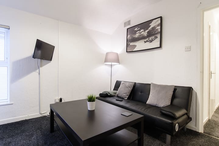 Entire 1 Bed Flat in City Centre