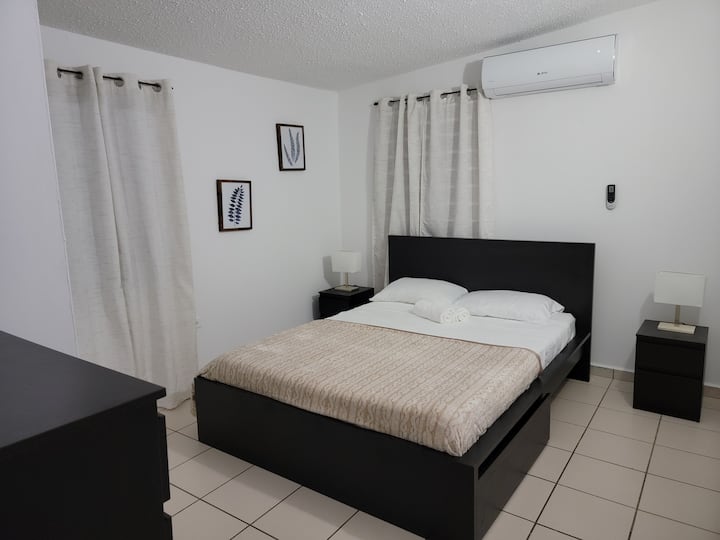 Втора спална соба со брачен кревет (широк 150