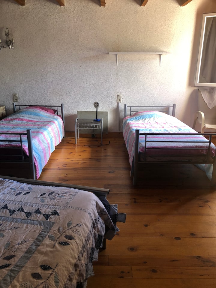 Dormitorio con 4 camas