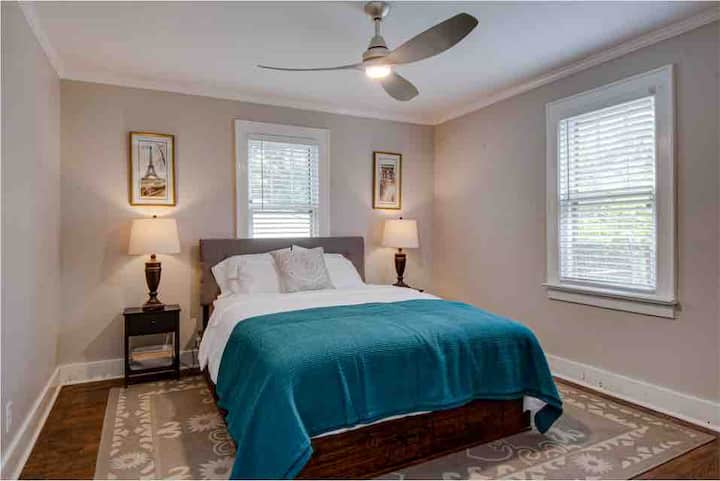 Lit queen size de luxe dans la chambre principale au rez-de-chaussée