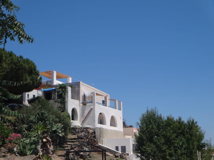 Two-room apartment Rosmarino 35 steps from the sea