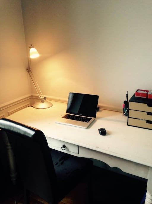 Need space to work ? use the large desk and high speed Wifi !