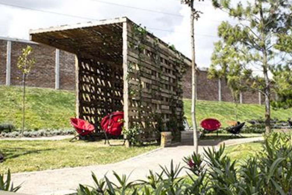 Tranquilas áreas verdes con pérgolas para descansar