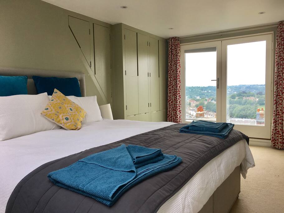 Amazing views to the west! (Please note there is a safety glass balcony outside of the window)