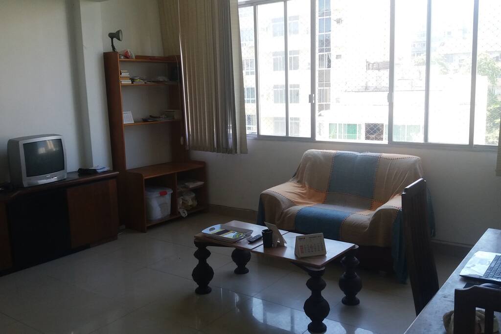 Sala Grande. Com Sofá, Poltrona. Mesa de Centro, Mesa de Jantar, Estantes. Televisão. Vista para o Cristo Redentor e Internet Wi-Fi.