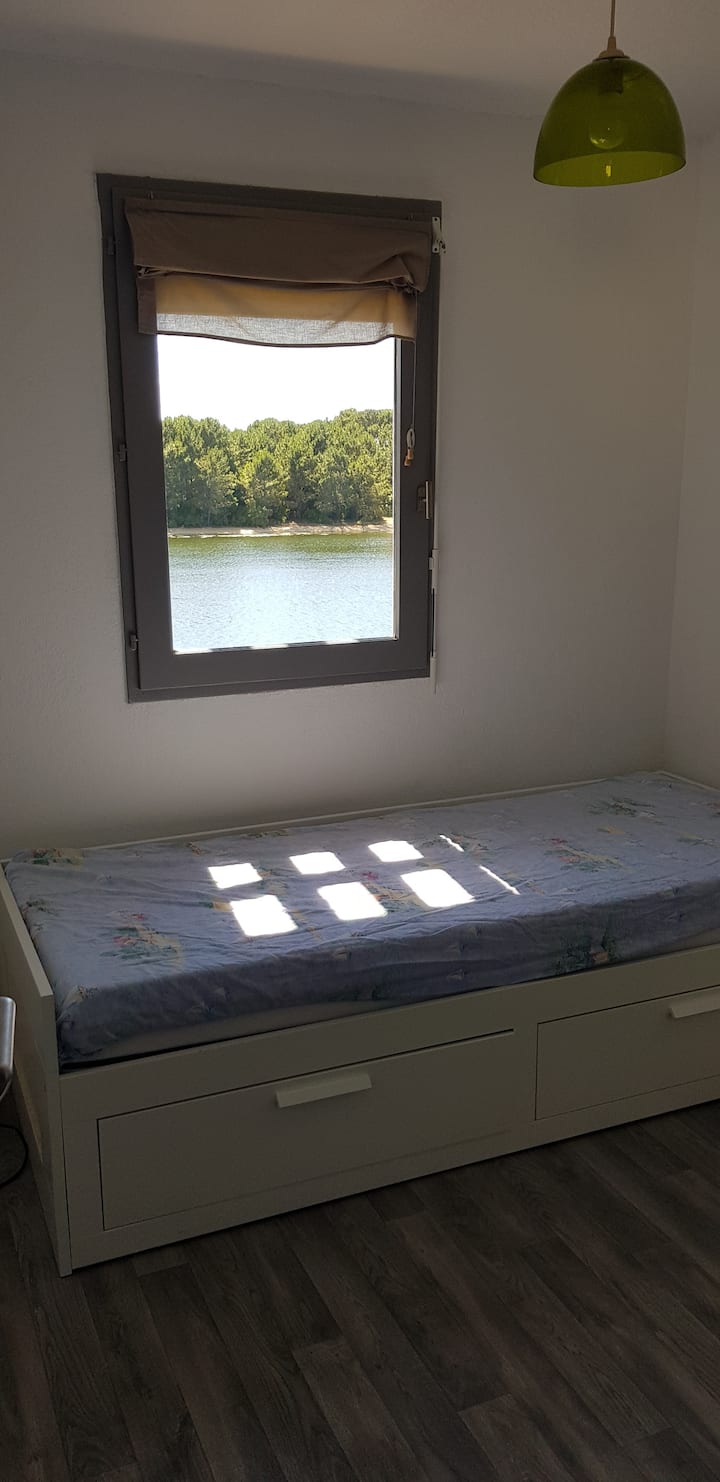 เตียงเลื่อนเป็นไปได้สำหรับ 2 คนโดยการกางเตียงออก