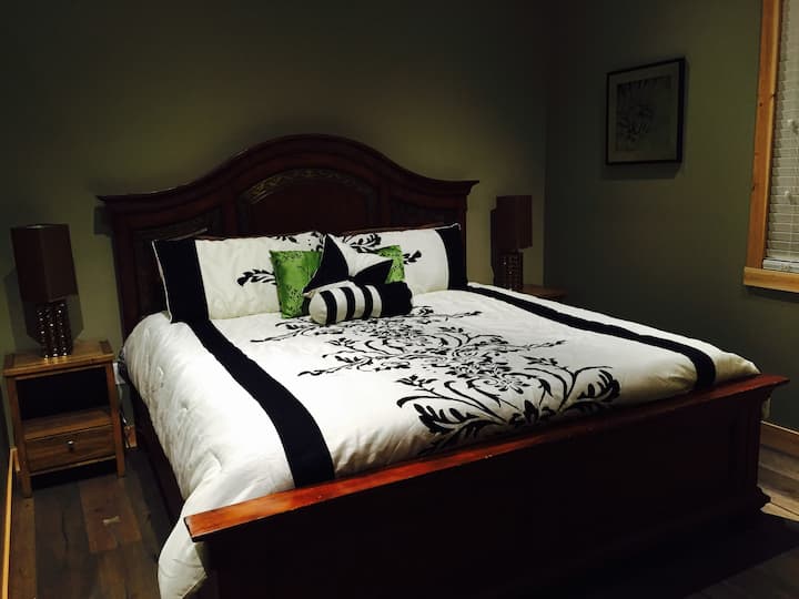 ห้องนอนใหญ่ (คิงไซส์) พร้อมห้องน้ำในตัวที่ชั้นบน