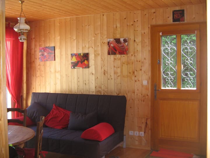 sebule yenye kitanda cha sofa watu 2