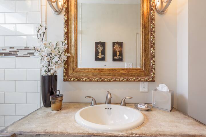 Spanish Manor with Pool and Amazing Location gallery image 5