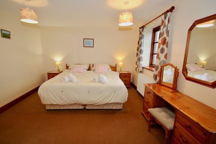 主卧可以弥补一张双人床或两张单人床。 
从窗户可俯瞰高尔夫球场和海景。 