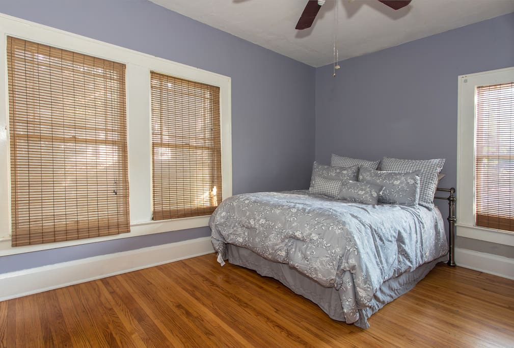 Grey bedroom with iron full bed ànd wicker decor