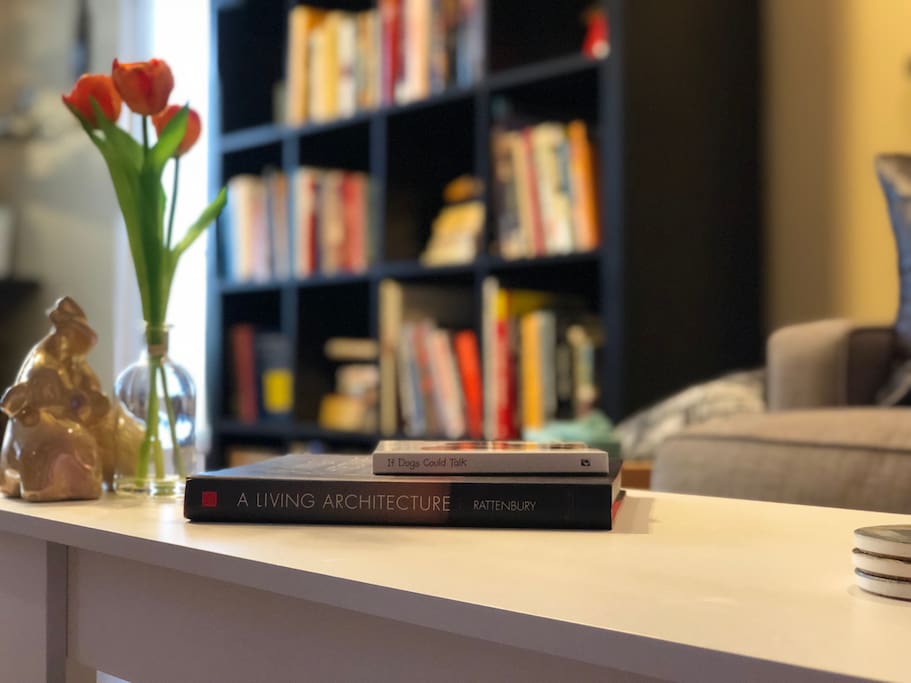 Enjoy our cozy living room with plenty of books, games or apple TV