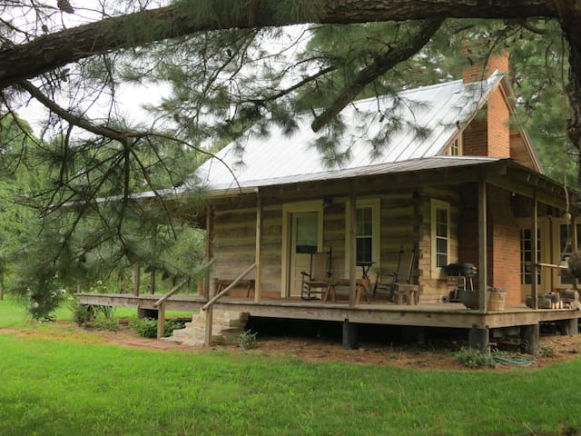A Log Cabin in the Pines Bed & Breakfast