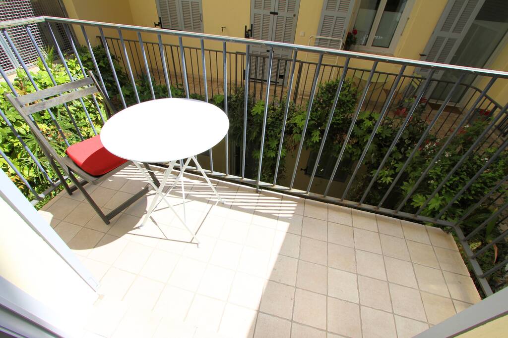 Terrasse calme donnant sur cour