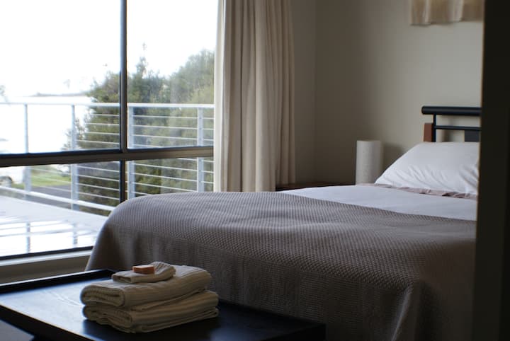 Გაიღვიძეთ პლაჟზე და დატკბით წყლის ხედით.