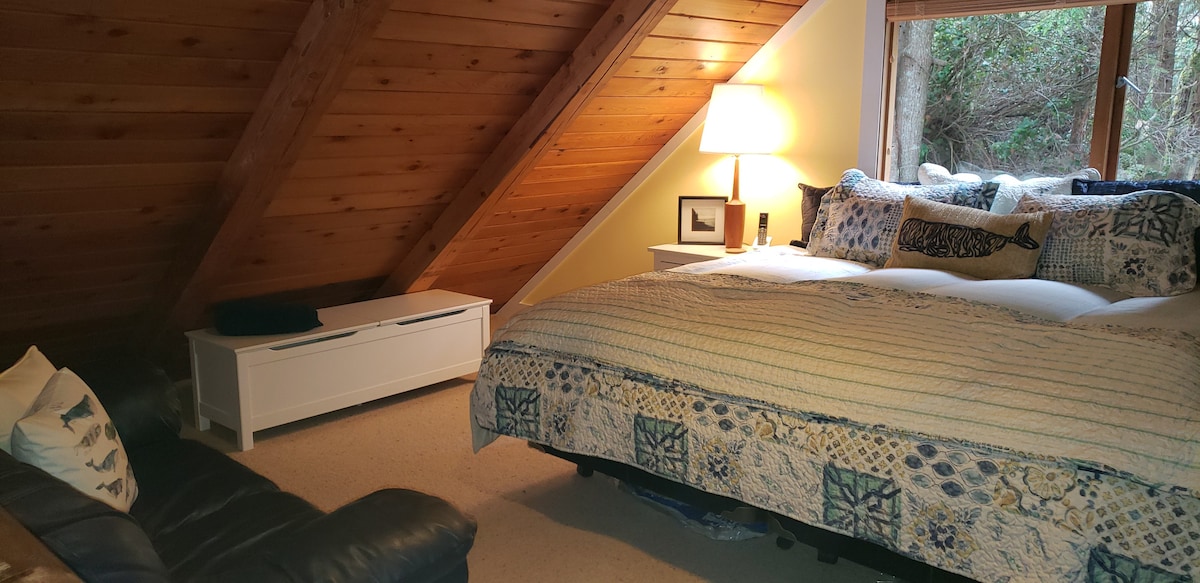 Ruime loft met bank en speeltafel