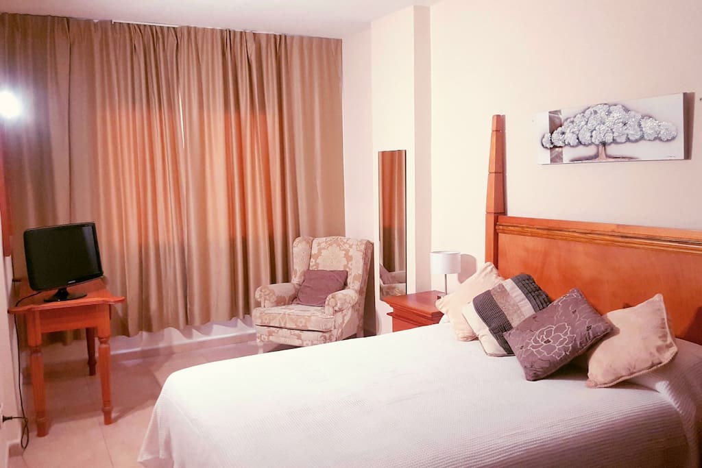 Dormitorio con cama doble