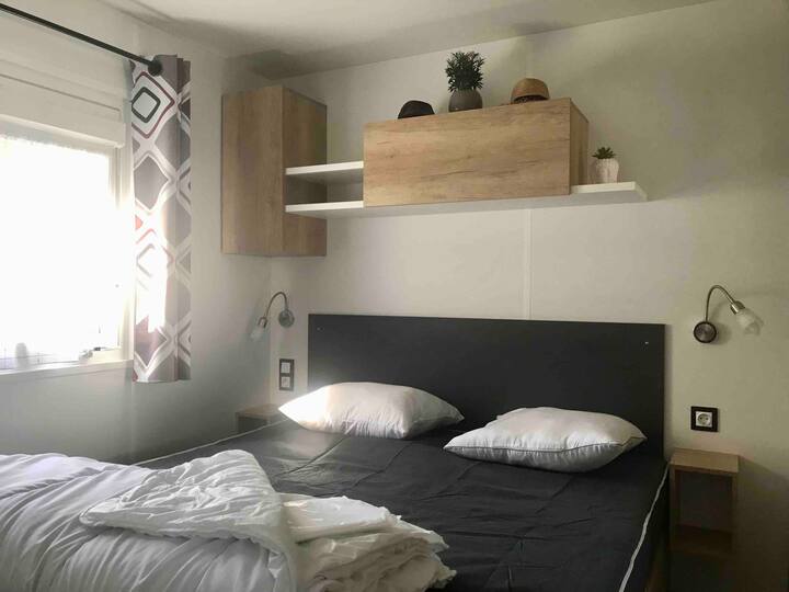 dormitorio principal con ducha e inodoro