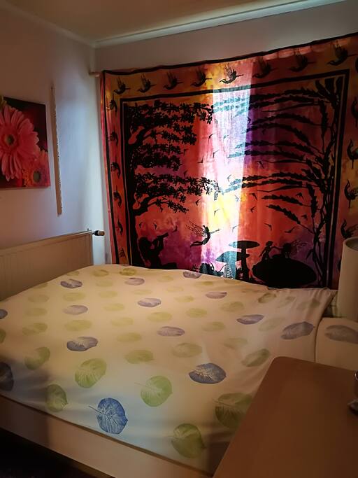 Gezellige gastenkamer met tweepersoonsbed.