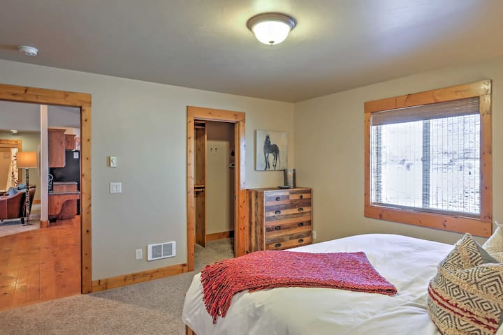 Მთავარი საძინებელი გაყოფილია სასტუმრო საძინებლებისგან და აქვს საგარდერობო.