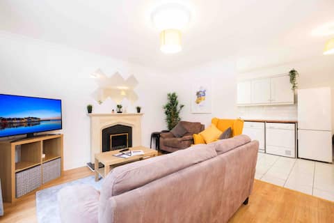 Stylish CITY Centre Townhouse, Sleeps 12 w/Parking