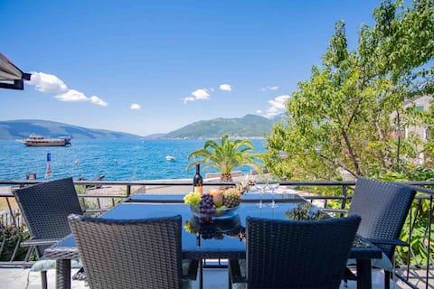 Top Airbnb: Caleum Et Mare - terrace in Donja Lastva