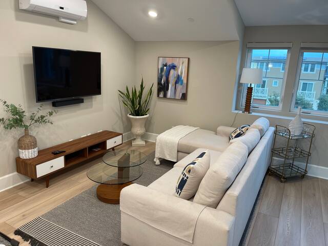 Beautiful Bayside Cove Townhome in Mission Bay, CA gallery image 3